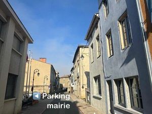 Beau local face à la mairie