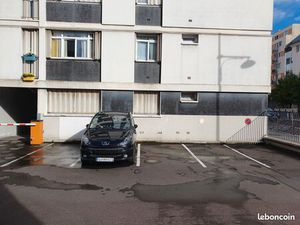 Place de parking extérieur Chantiers - Porchefontaine accès via barrière avec télécommande