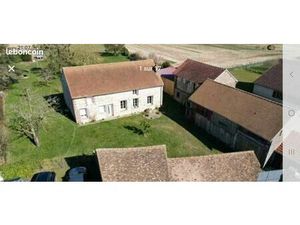 Maison avec bâtiments