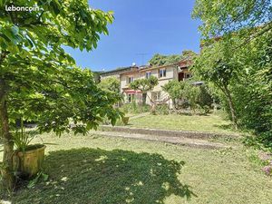 Maison divisée en 2 appartements avec jardin