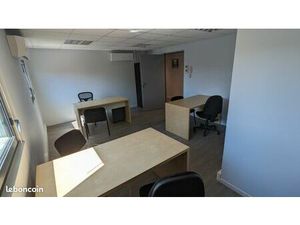 Bureau dans petit centre d'affaire