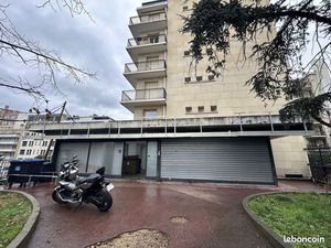 Local 650 m² Colombes