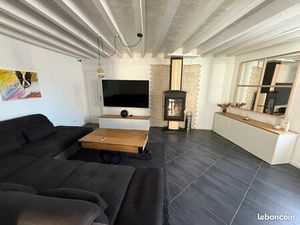 Charmante maison de bourg rénovée avec poêle à bois économique et parking privatif