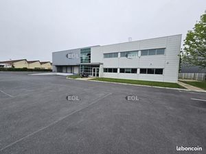 Local industriel 2 212 m²