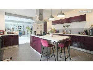 Maison familiale 167 m2 avec double garage et piscine