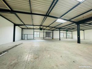 Local industriel 892 m²
