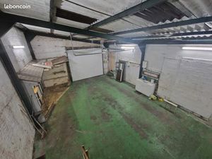 Un garage d'environ 92 5 m²