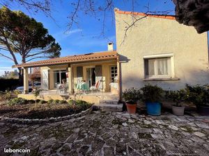 Jolie villa bien entretenue avec une grande parcelle de 1478m2