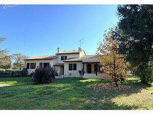 Maison d'architecte avec piscine et grand terrain