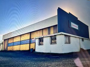 Locaux d'activité à louer  1310 m2 sur 5021 m2 de terrain clos.
