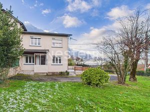 A louer à 5 minutes d'Aurillac  à Arpajon sur Cère  Maison de type 4 avec terrasse et jard