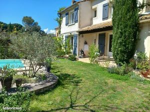 Maison avec piscine et dépendance