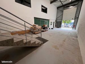 Local avec bureaux à louer