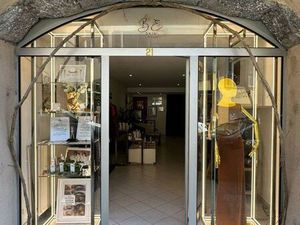 ◊ À LOUER – Local commercial 45 m² – Centre historique de Montmélian (Savoie)