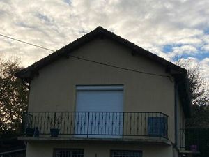 Loue maison Saint Benoit type T2  1 chambre  1 cuisine  1grande pièce principale  salle de