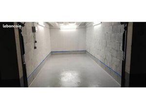 Garage fermé refait à neuf – très lumineux – accès communs/ascenseur secteur vaucanson
