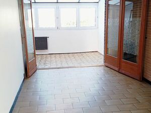 Maison de ville avec garage et grand hangar