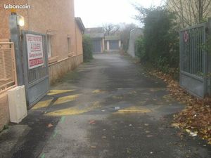 Terrain de 676m2 avec 16 garages louer en plein centre ville de decine 69150