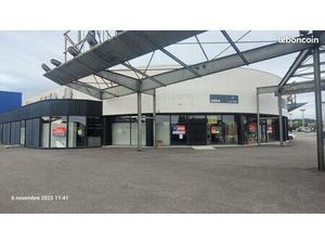 800m² + 300m² de mezza à louer - Emplacement n°1 sur le Rd point de LEROY MERLIN Ville Act