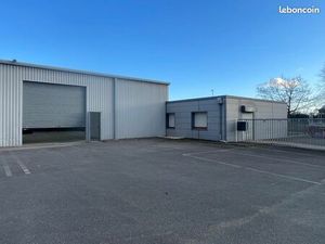 Loue entrepôt 250 m² + bureaux 100 m² – Parkings sécurisés – Couëron bord de Loire
