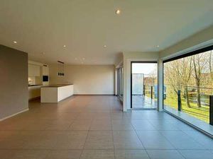 Instapklaar twee-slaapkamerappartement met zicht op stads...