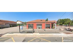 Local commercial très bon état avec parking privé à vendre sur Roanne