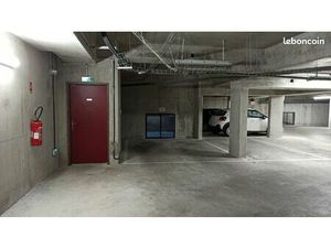 Place de parking tres large en sous sol a louer