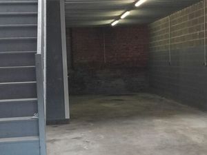 Entrepôt avec bureau et parking
