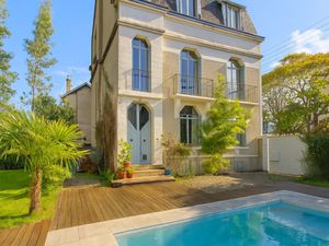 Charme  volumes et jardin avec piscine : un bien rare à Sain