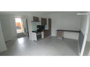 Léognan : Maisonette T2 meublée 44 m2 (jardinet de 30 m2 clos sans accès par la rue). 740 