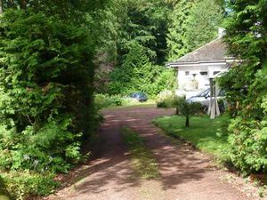 Villa de plein pied entourée d'un grand jardin au calme