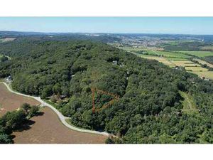 Beau terrain à bâtir dans un environnement boisé