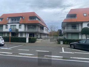 Grand garage avec porte automatique au niveau -1 de la ré...