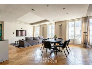 Appartement de prestige avec balcon dans un immeuble haussmannien