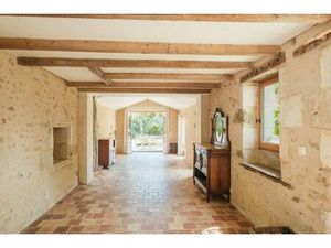 Maison poitevine de caractère entourée de son parc arboré