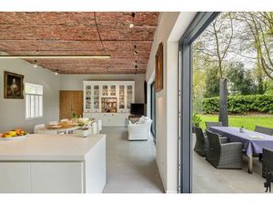 Uitzonderlijk kasteelhoeve in het park van Kasteel Wissekerke.