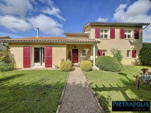 Maison familiale à Reyrieux – 191 m²sur terrain paysagé de