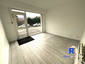 Local Commercial en rez-de-chaussée avec vitrine
