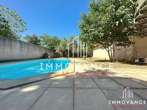 Propriété avec appartement de 152m2 avec grand garage de 200m2