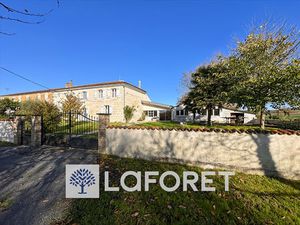 Maison Charentaise avec 4 chambres et dépendances / double garage à vendre en périphérie d