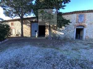 Maison de maitre avec plusieurs remises et jardin