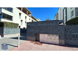 Parking à louer 15 m² - Fréjus (83) - 140€