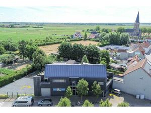 Ruim handelsgelijkvloers met garage  terras  keuken en badkamer te koop in Klemskerke (De 