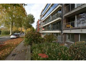 Uitzonderlijk breed appartement met 2 slaapkamers en terras