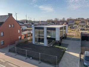 Nieuw handelspand van 245 m² met 5 pp op perceel van 605 m²