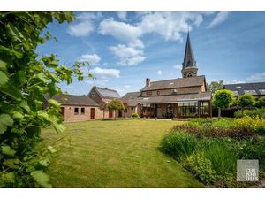 Riante vrijstaande woning mét praktijkruimte in het centrum van Opgrimbie!