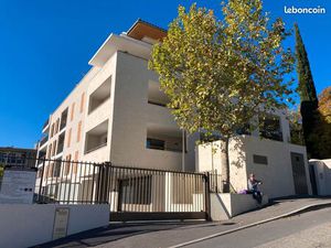 Grand garage avec électricité