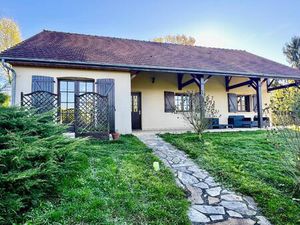 Maison moderne indépendante surélevée avec vue sur la campagne et piscine