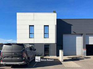 A vendre ou à louer - Local d'activités idéal pour toutes activités disposant de bureaux a