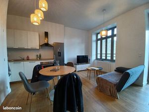 Basse ville de Quimperlé  très joli T2 meublé  rénové récemment  avec terrasse et vue déga